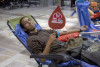 donando su sangre