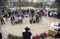 Acto de Proclamación para celebrar el 3 de marzo como Día Mundial de la Vida Silvestre en San Antonio, Texas, Estados Unidos. En la foto: el Embajador Mundial de la Paz Dr. William Soto Santiago, voluntarios, autoridades locales y medios de comunicación