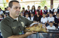 La Unidad Terrestre del Cuerpo de Vigilantes de Recursos Naturales de Guayama y la EMAP,  compartieron una educación ambiental con 241 estudiantes y 20 docentes de Cayey, Puerto Rico