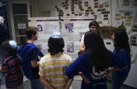 Jóvenes en galería fotográfica del Holocausto