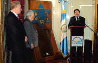 Sr. Carlos Ramiro Santiago Morales, Embajador de Guatemala recibiendo la placa de la familia Halstuch