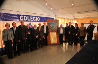 Colegio Colombo Hebreo receives the plaque of the Halstuch Family