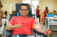 Activista donando sangre