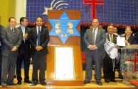 El proyecto "Huellas para no olvidar" abarca diferentes comunidades: el Tabernáculo de la Fe en Panamá recibió la Placa de Simón Burstein