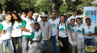 voluntarios limpiando bosque