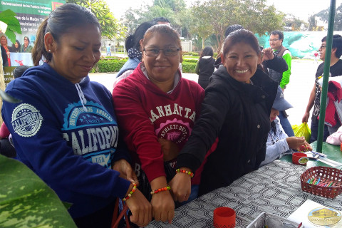 Voluntarias exhibiendo pulceras