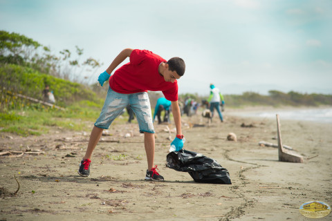 Voluntario limpiando