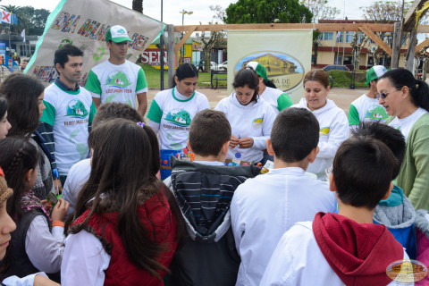 Voluntarios EMAP generando conciencia a niños de la localidad en cómo ser cuidadores del medio ambiente. guardianes