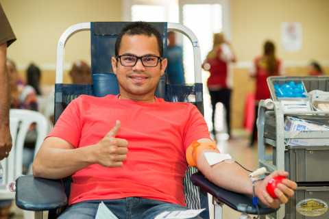 Activista donando sangre