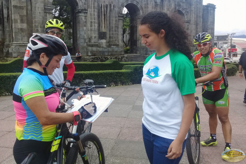 ciclistas en Costa Rica apoyan Ciclistas costarrisenses