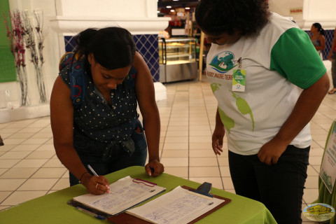 Visitante al centro comercial Megacentro firma en apoyo centro comercial Megacentro