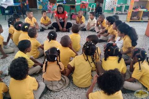 Activista imparte sesión educativa del PECVIDA a estudiantes de nivel inicial en la escuela “Eduardo Brito” del municipio Pedro Estudiantes