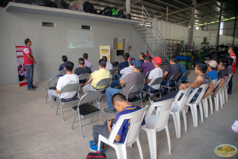 Trabajadores observando el video “La importancia de la Donación de Sangre”. Video