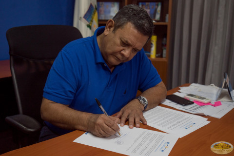 Dr. Guillermo Dominguez De León firma proclama