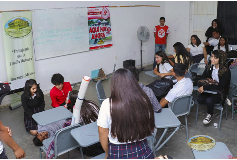 Jóvenes realizando una obra de teatro