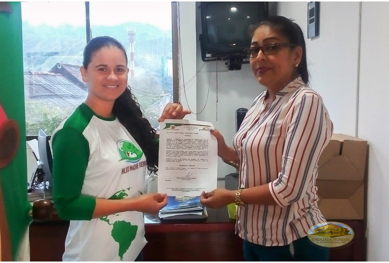 Representante de la alcaldía de Belén de Umbría entrega proclama