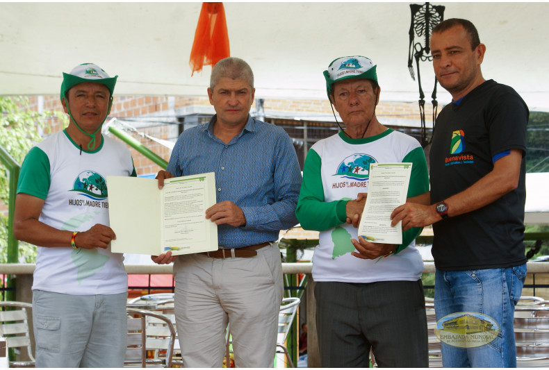 Entrega del Decreto 077 por el alcalde de Buenavista y representante de UMATA