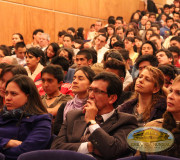 Auditorio atento a historia de Shoa Fray Shoá